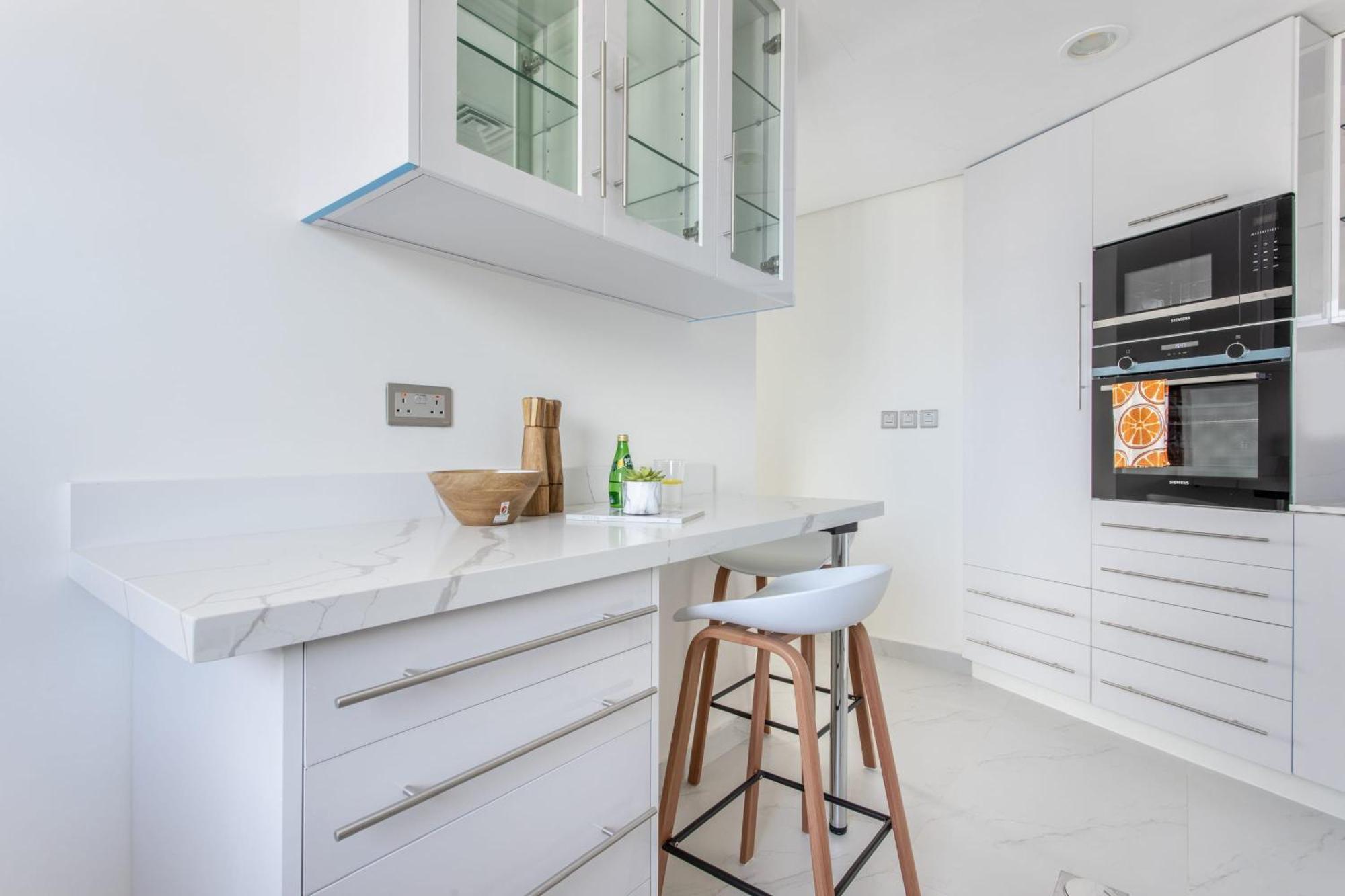Frank Porter - Paramount Apartment *