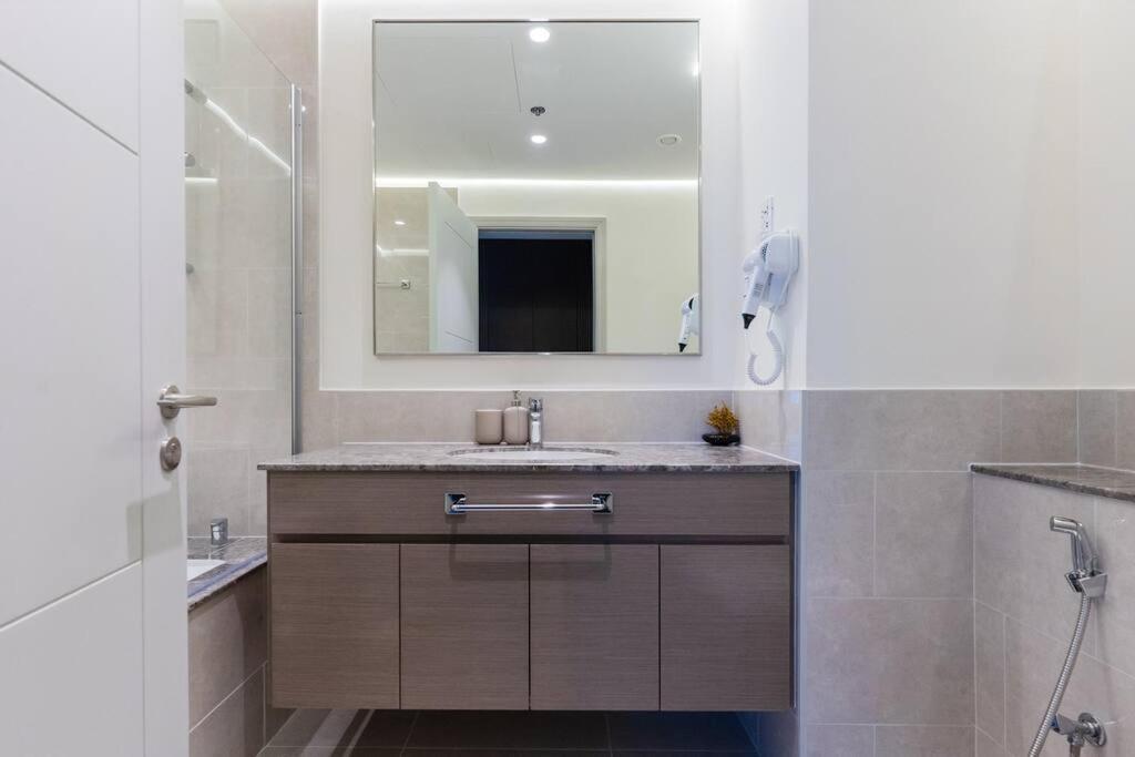 Stylish One Bedroom Next To Mall L Boulevard Dubai