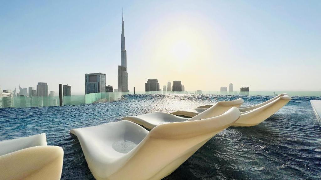 Magical With Rooftop Pool & Burj Khalifa View Dubai