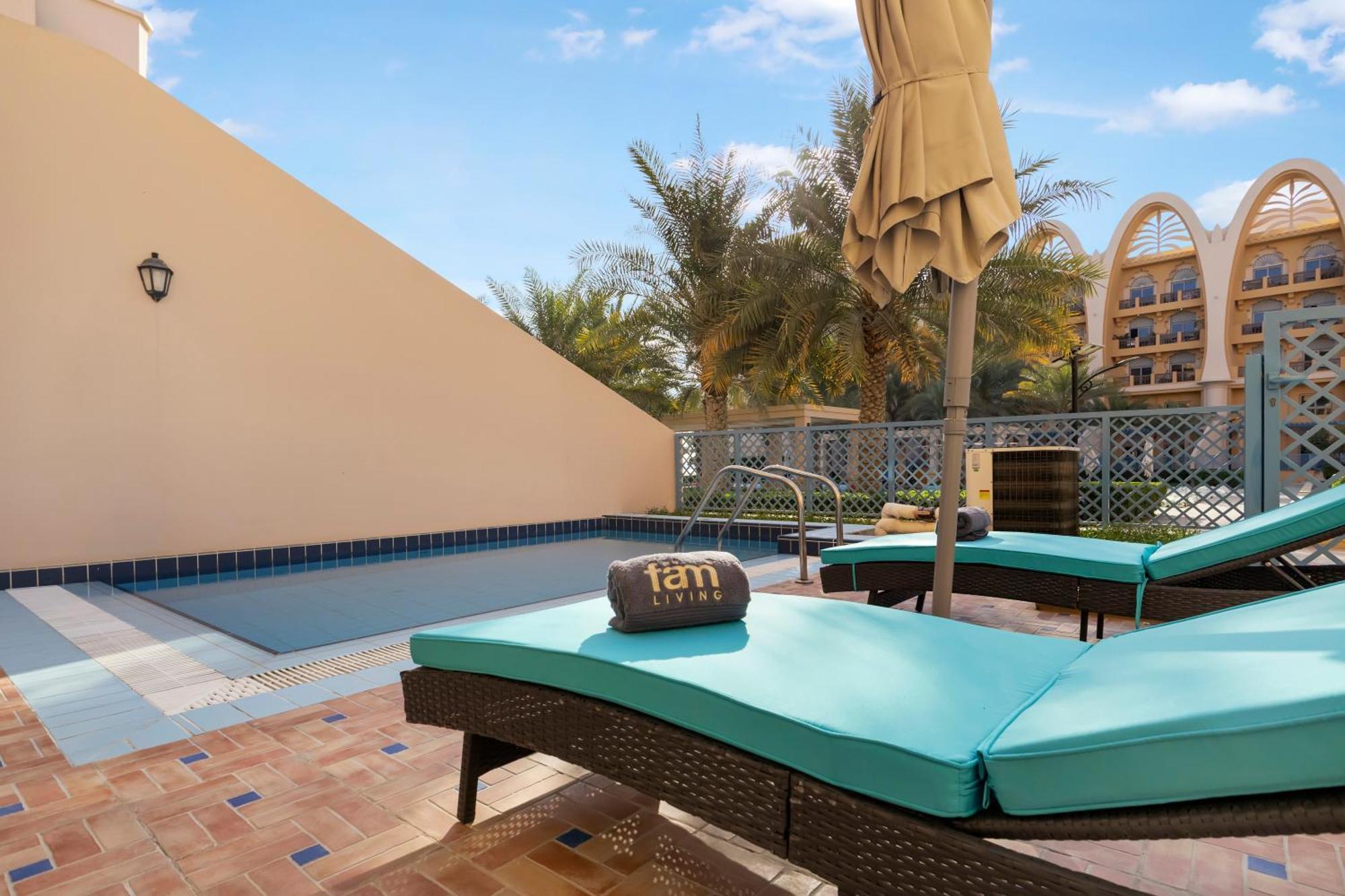 Fam Living - Private Beach Escapes In Palm Jumeirah Apartment *