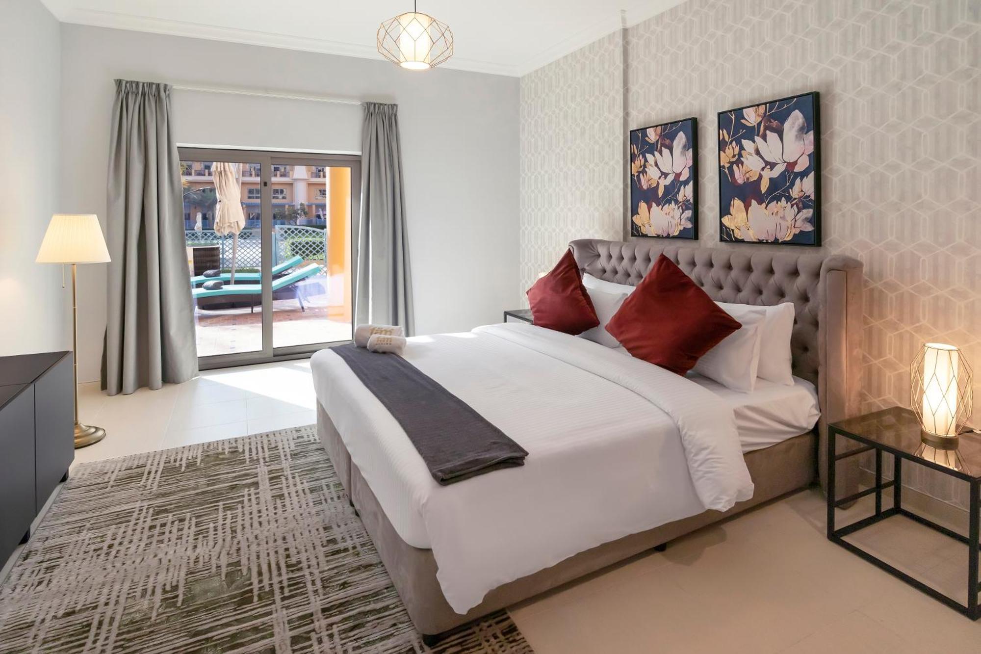 Fam Living - Private Beach Escapes In Palm Jumeirah Apartment