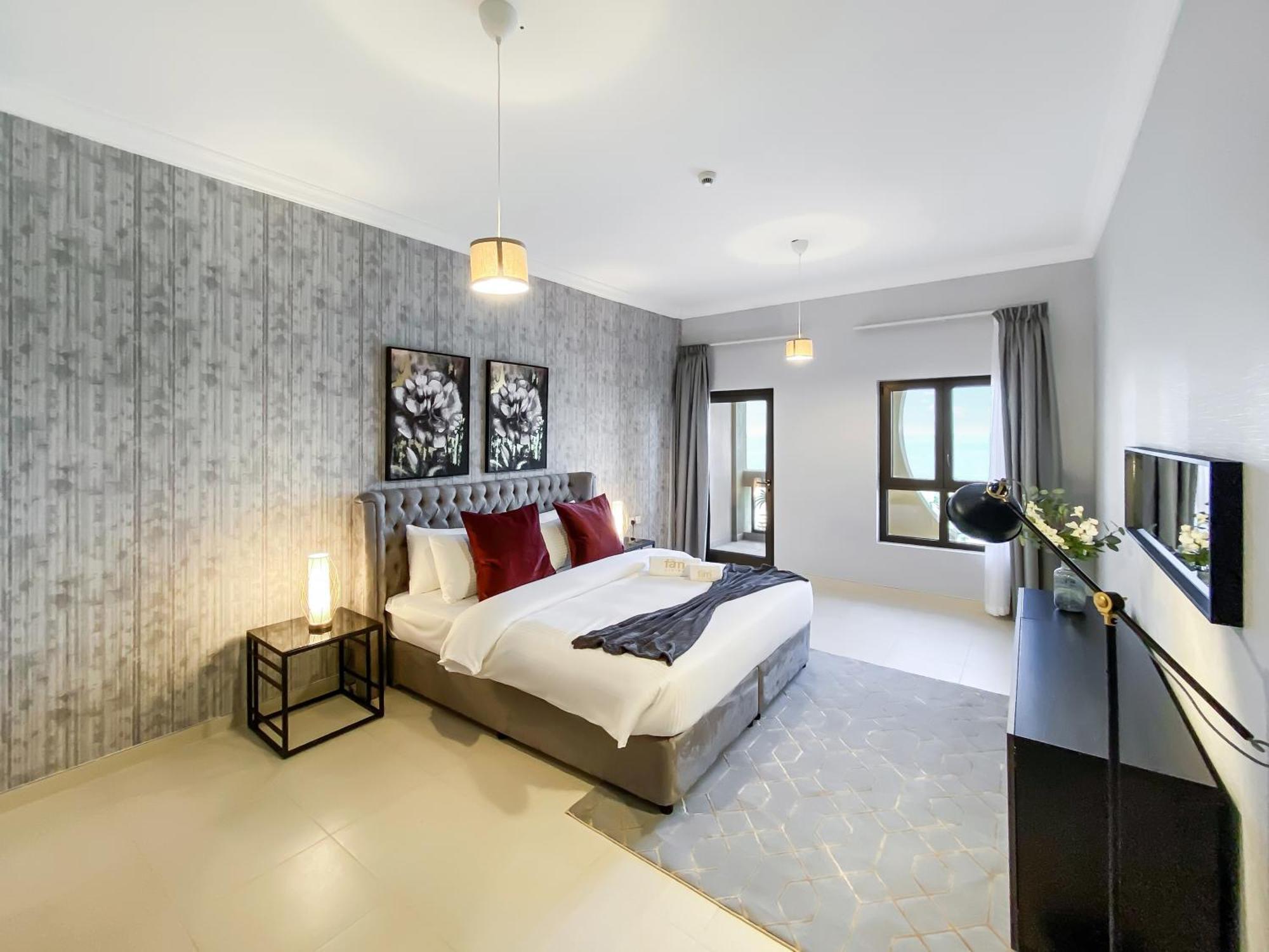 Fam Living - Private Beach Escapes In Palm Jumeirah Apartment