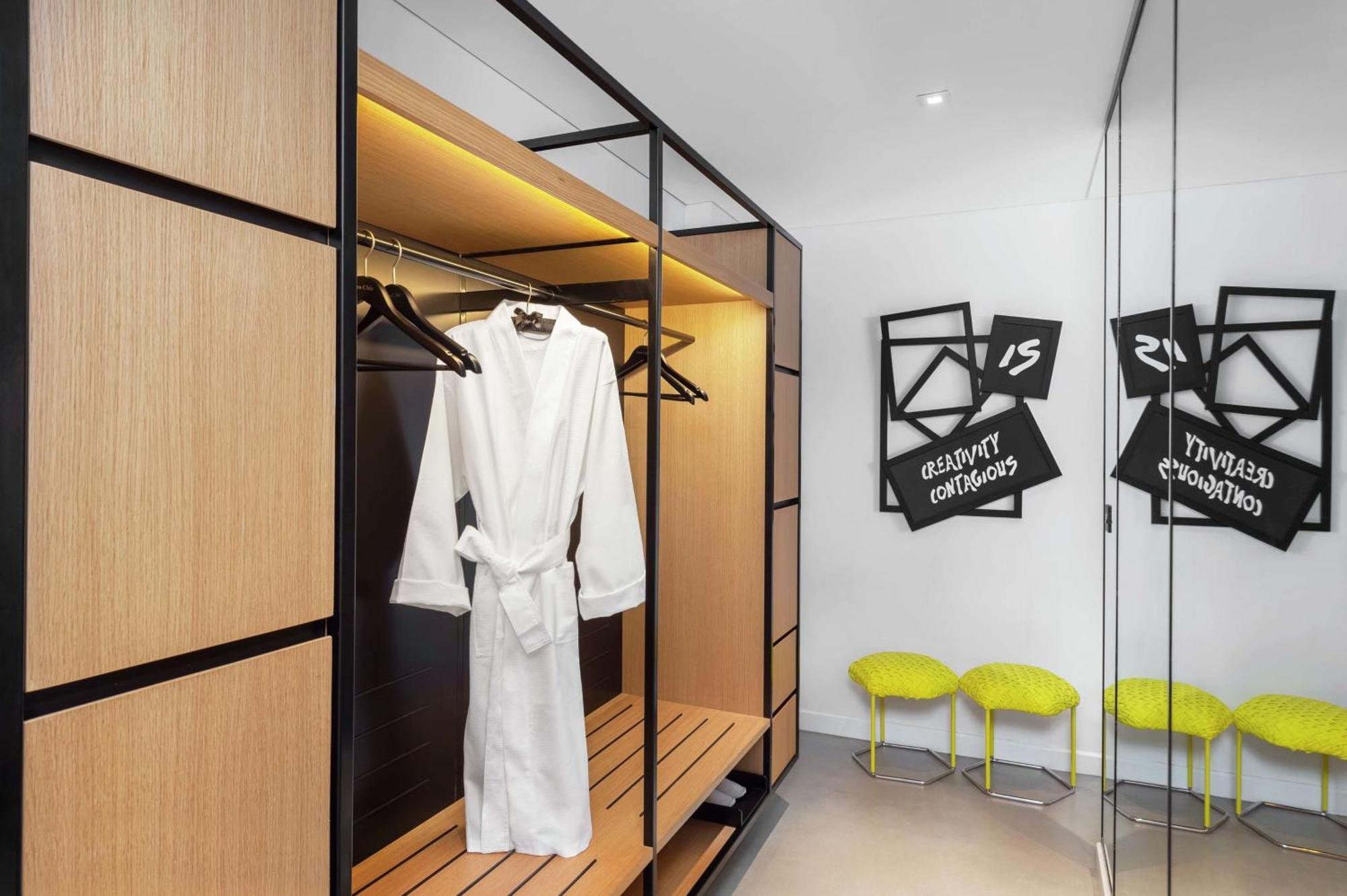 Canopy By Hilton Al Seef 4*