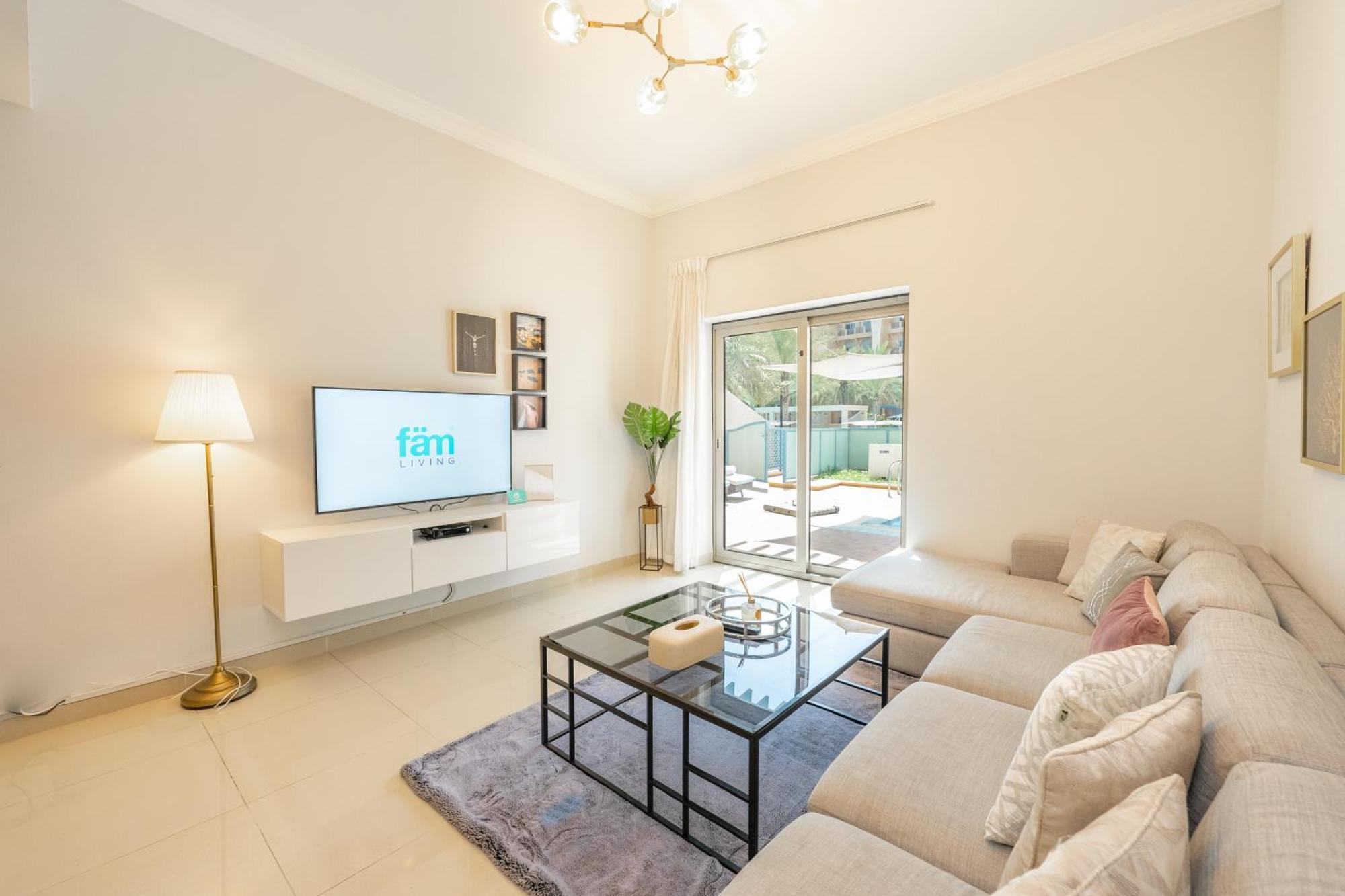 Fam Living - Private Beach Escapes In Palm Jumeirah Apartment
