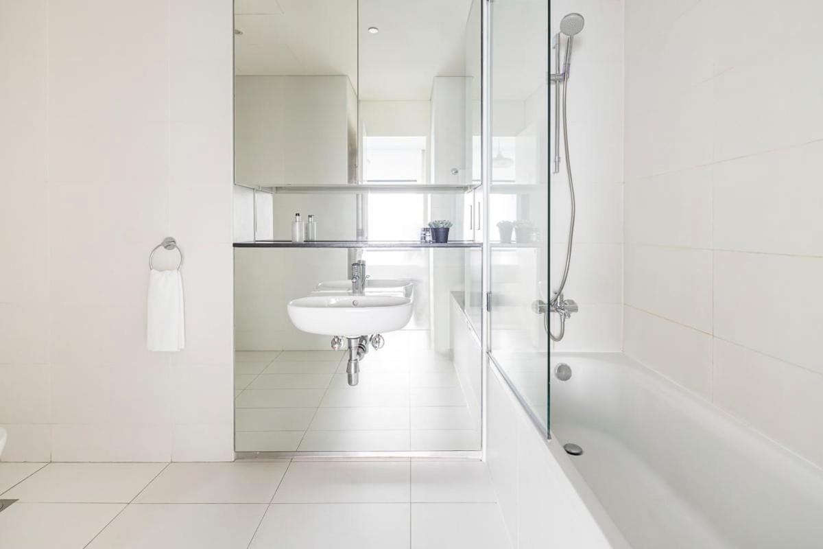 Frank Porter - Index Tower Apartment Dubai