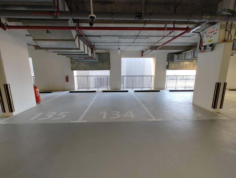 Apartment Ultimate / Amazing Burj Khalifa Views / 5 Min Walk From Mall / 6 People