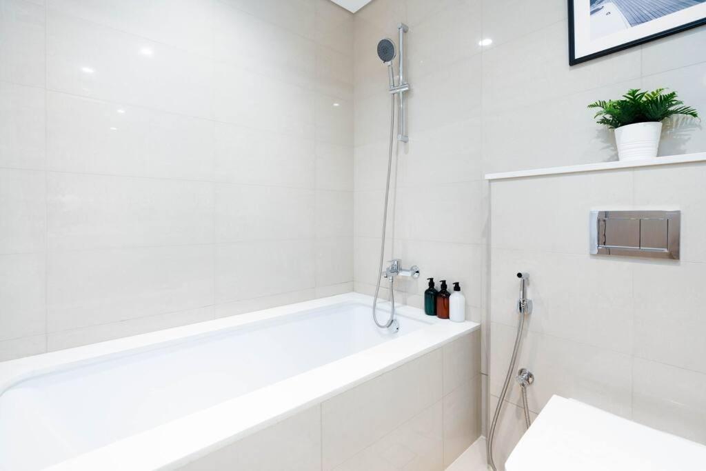 Apartment Ultimate / Amazing Burj Khalifa Views / 5 Min Walk From Mall / 6 People