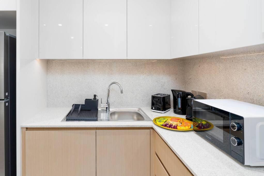 Apartment Ultimate / Amazing Burj Khalifa Views / 5 Min Walk From Mall / 6 People *