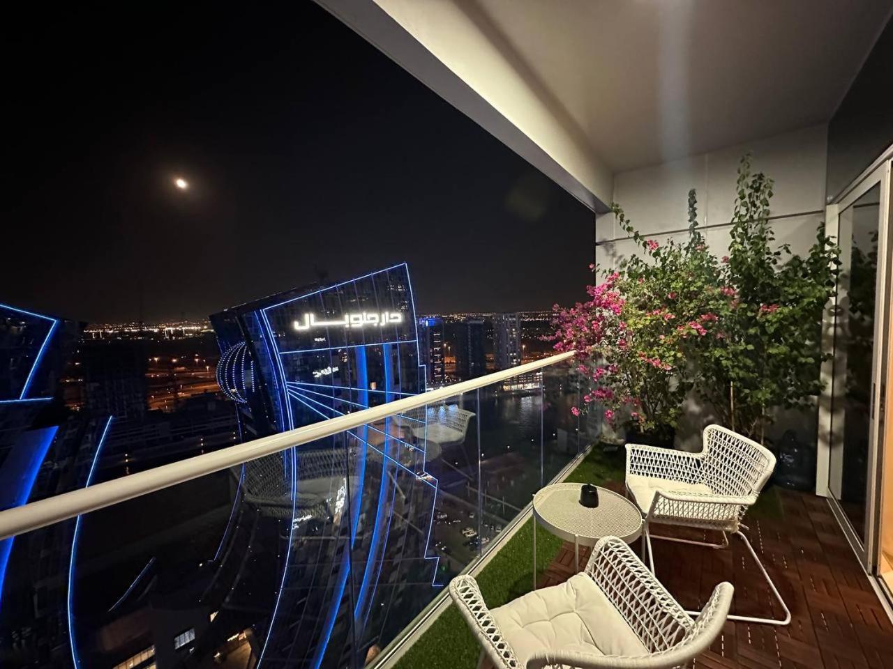 Downtown. Canal View From The Charming Terrace Apartment *