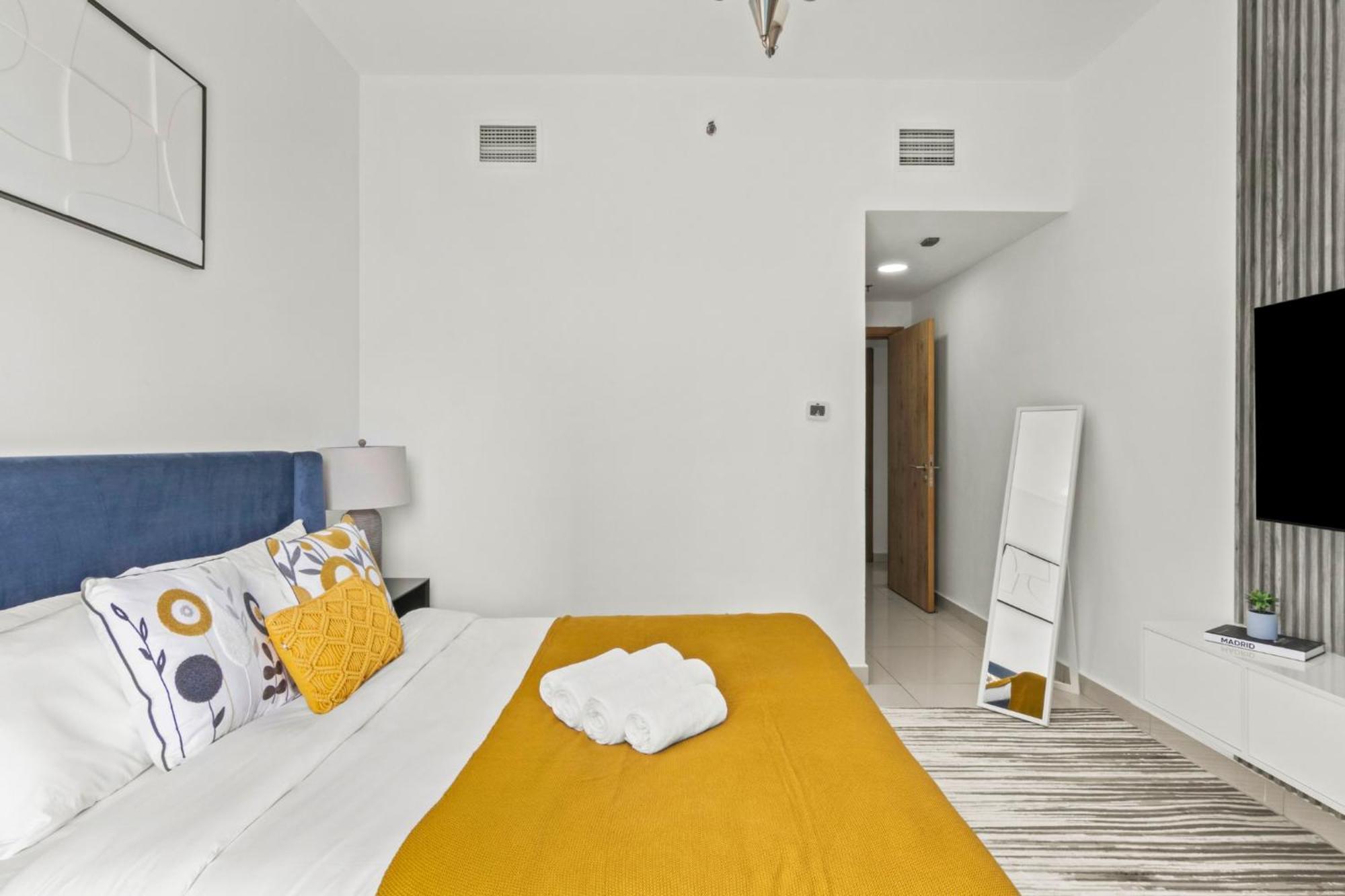 Lavish 2br With Charming Marina View Apartment