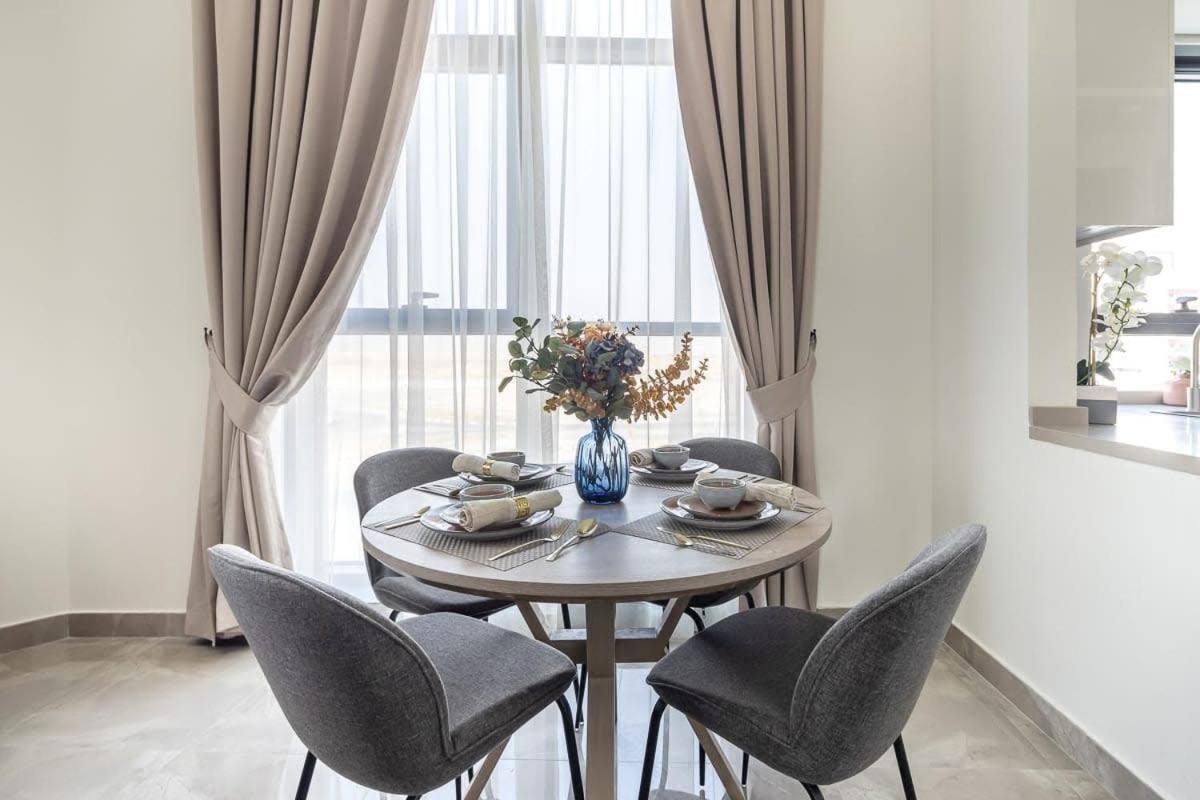 Frank Porter - Majestique Apartment