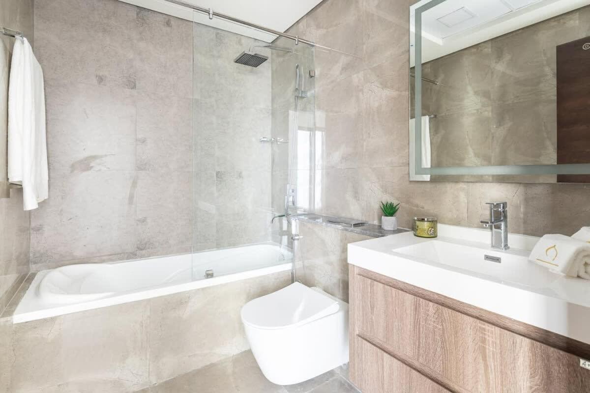 Frank Porter - Majestique Apartment