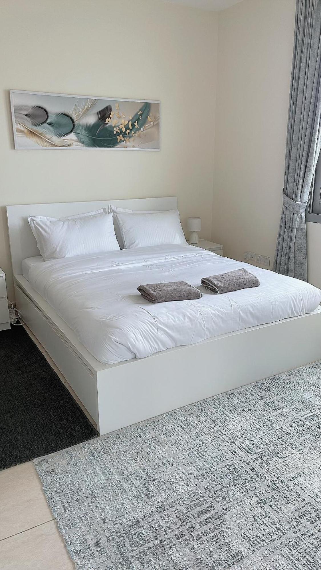 Bright & Cozy 1 Bedroom Canal View In Marina Apartment Dubai