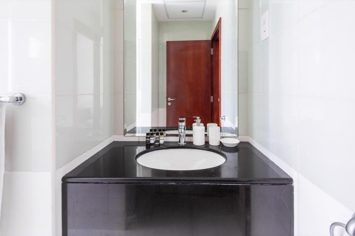 Frank Porter - Marina Heights Apartment Dubai