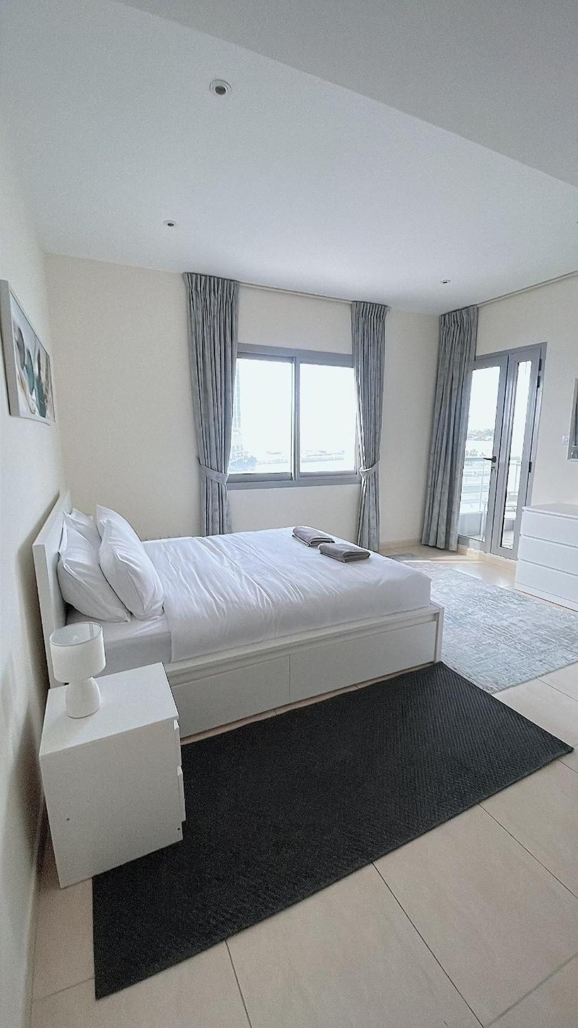 Bright & Cozy 1 Bedroom Canal View In Marina Apartment