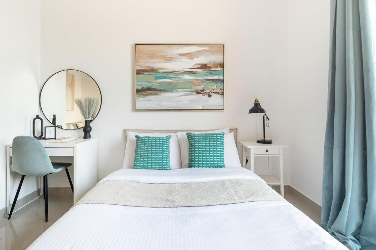 Frank Porter - Lakeside Tower D Apartment