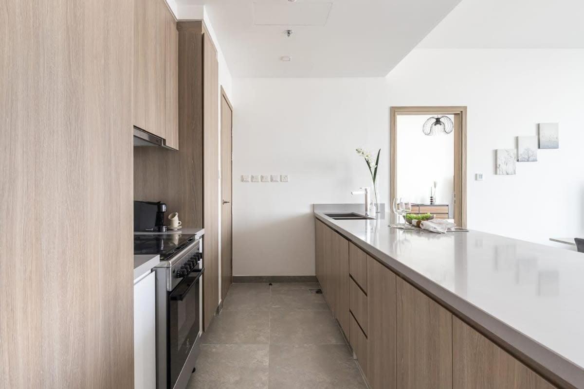 Frank Porter - Stella Maris Apartment Dubai