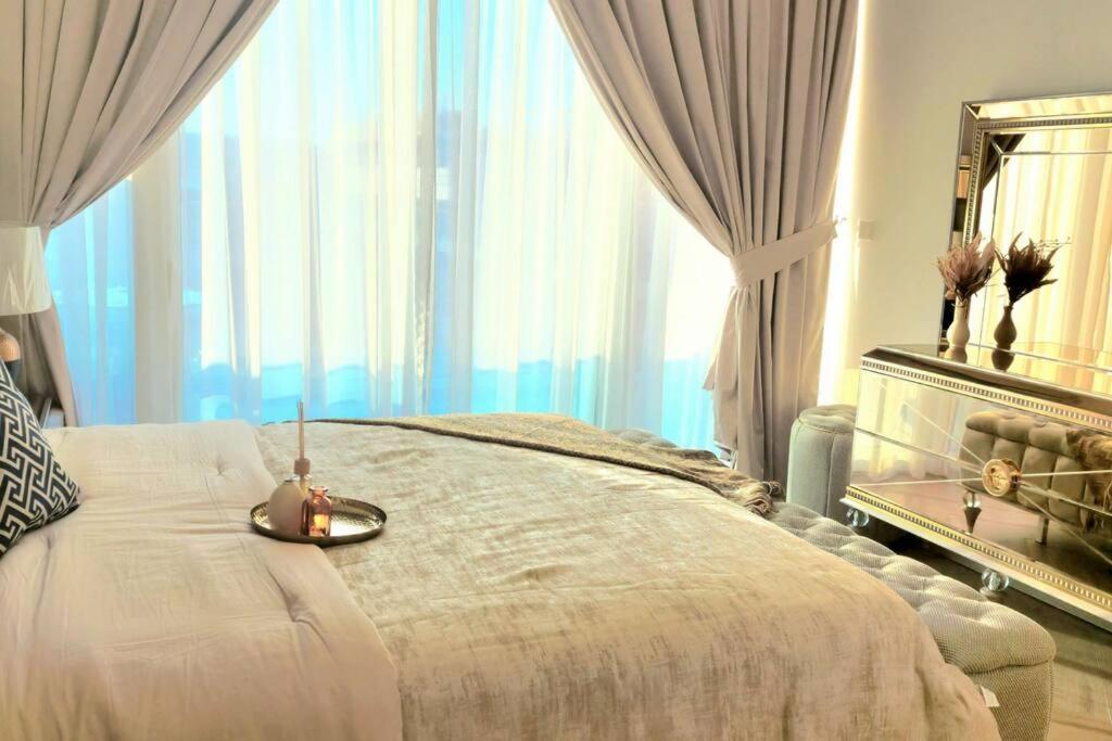 3br Beige Gray Escape Silver Skywalk Sanctuary Apartment Dubai