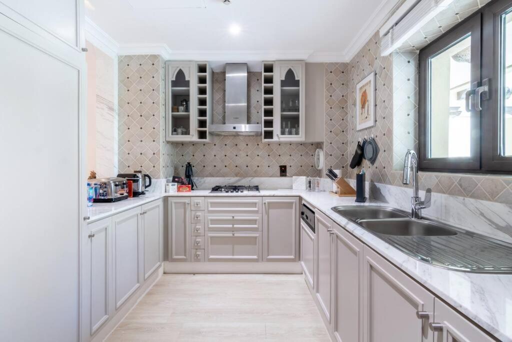 Apartment First Class 1br Tranquil Oasis In Old Town Dubai