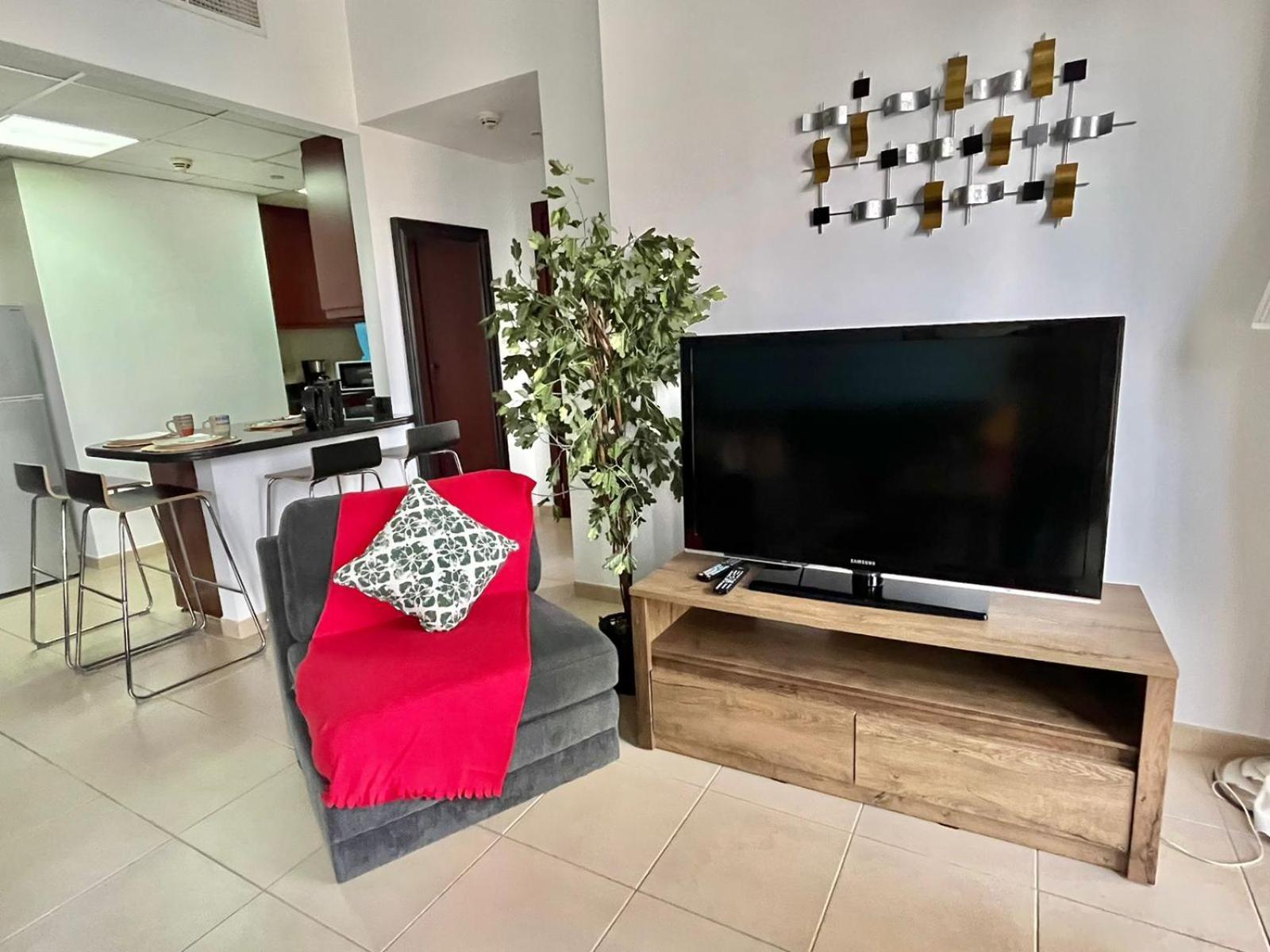 Amazing 1bdr In Jbr- Beach Access And Lake View Apartment