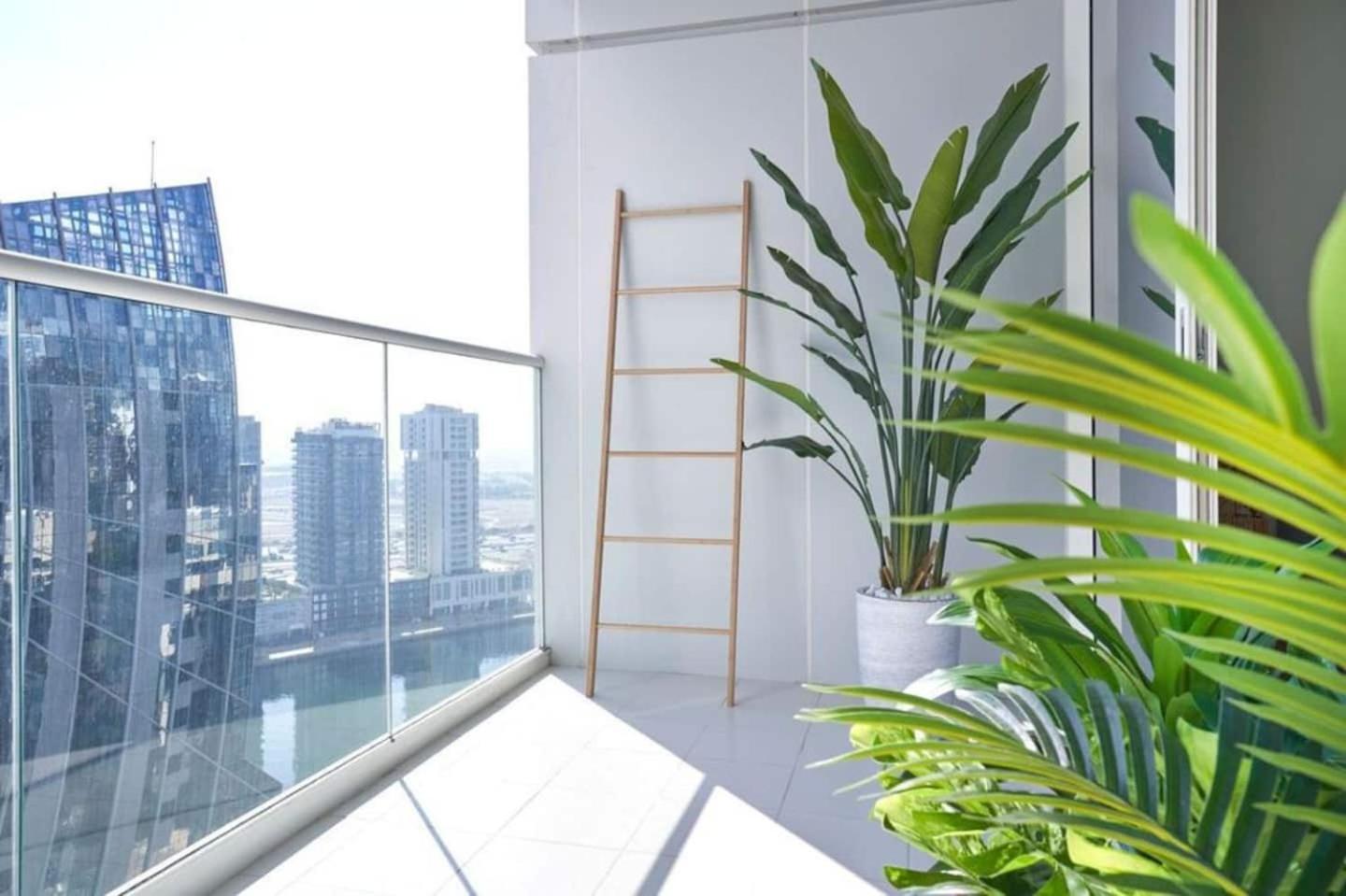 Canal View 1br Flat 5 Min Walk To Mall Apartment Dubai
