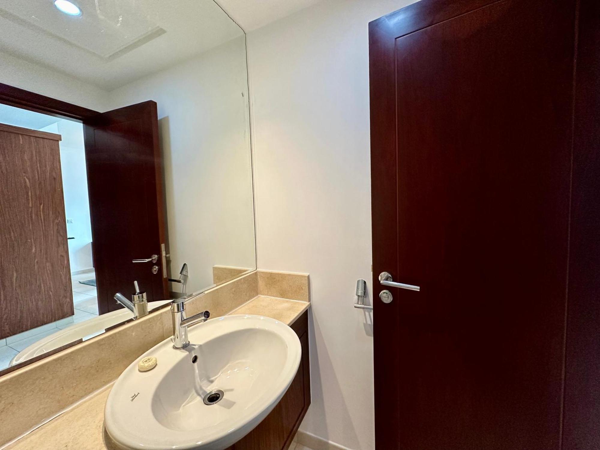 Lux I The Residences I Sky Line Views *
