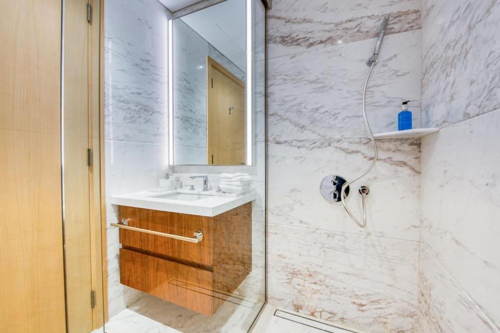 Apartment Rh - Spacious Chic Apartment, Next To Mall
