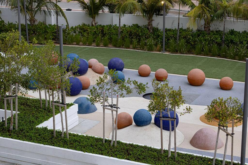 Stylish Palm Jumeirah Sea, Burj Views, Gym & Pool Apartment Dubai