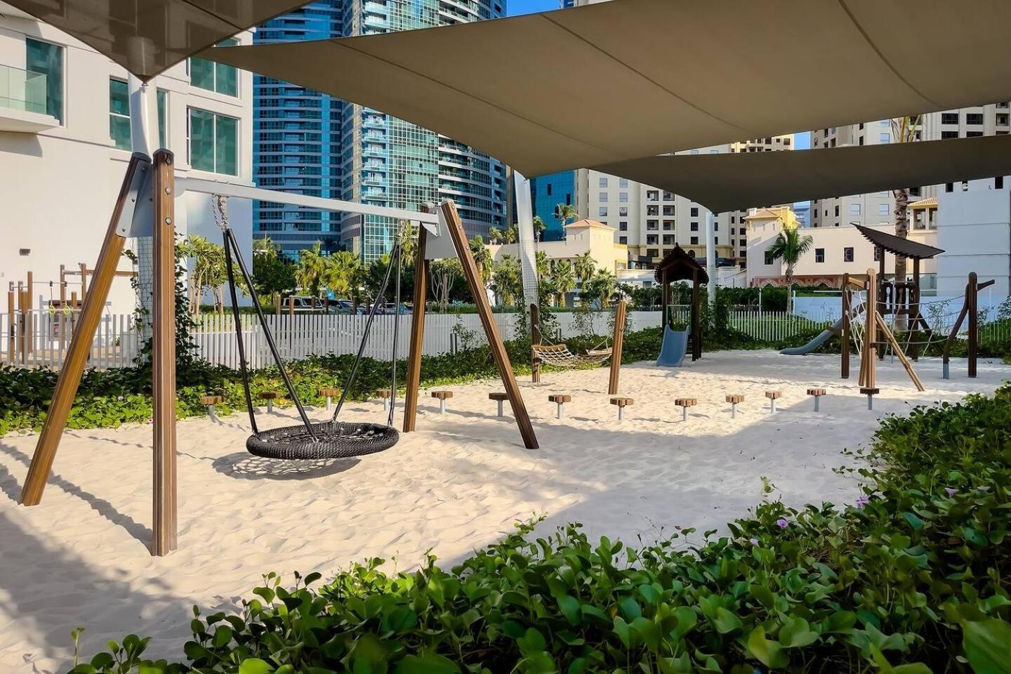 Daire La Vie, Jbr