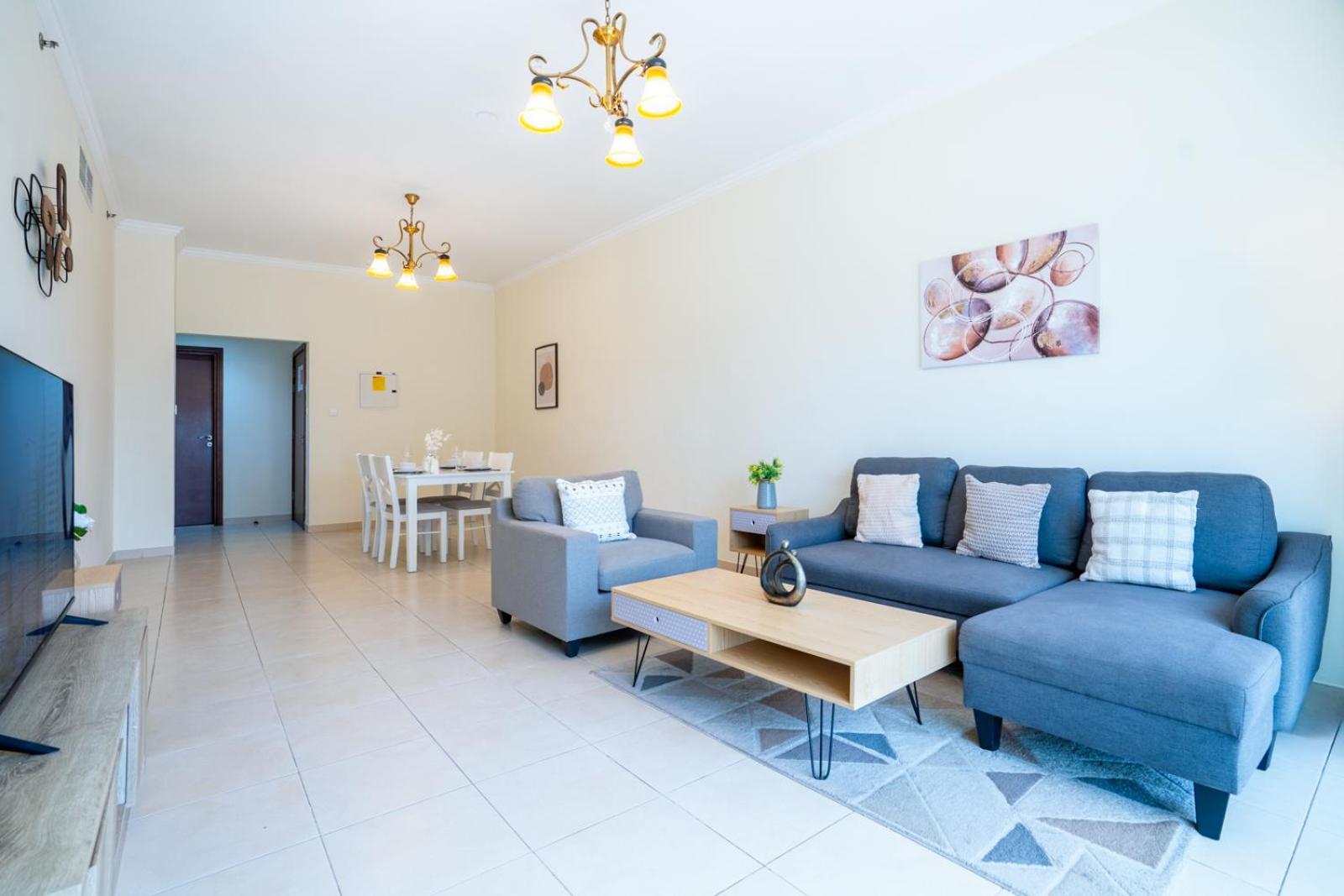 Rh- Prime Location, Spacious 2br, Walk To Mall *