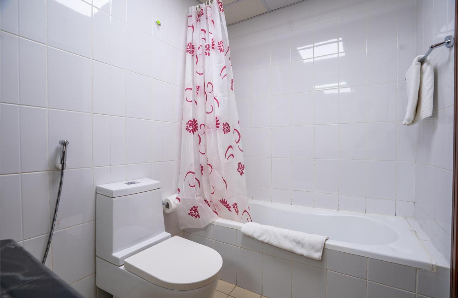 Rh- Prime Location, Spacious 2br, Walk To Mall *