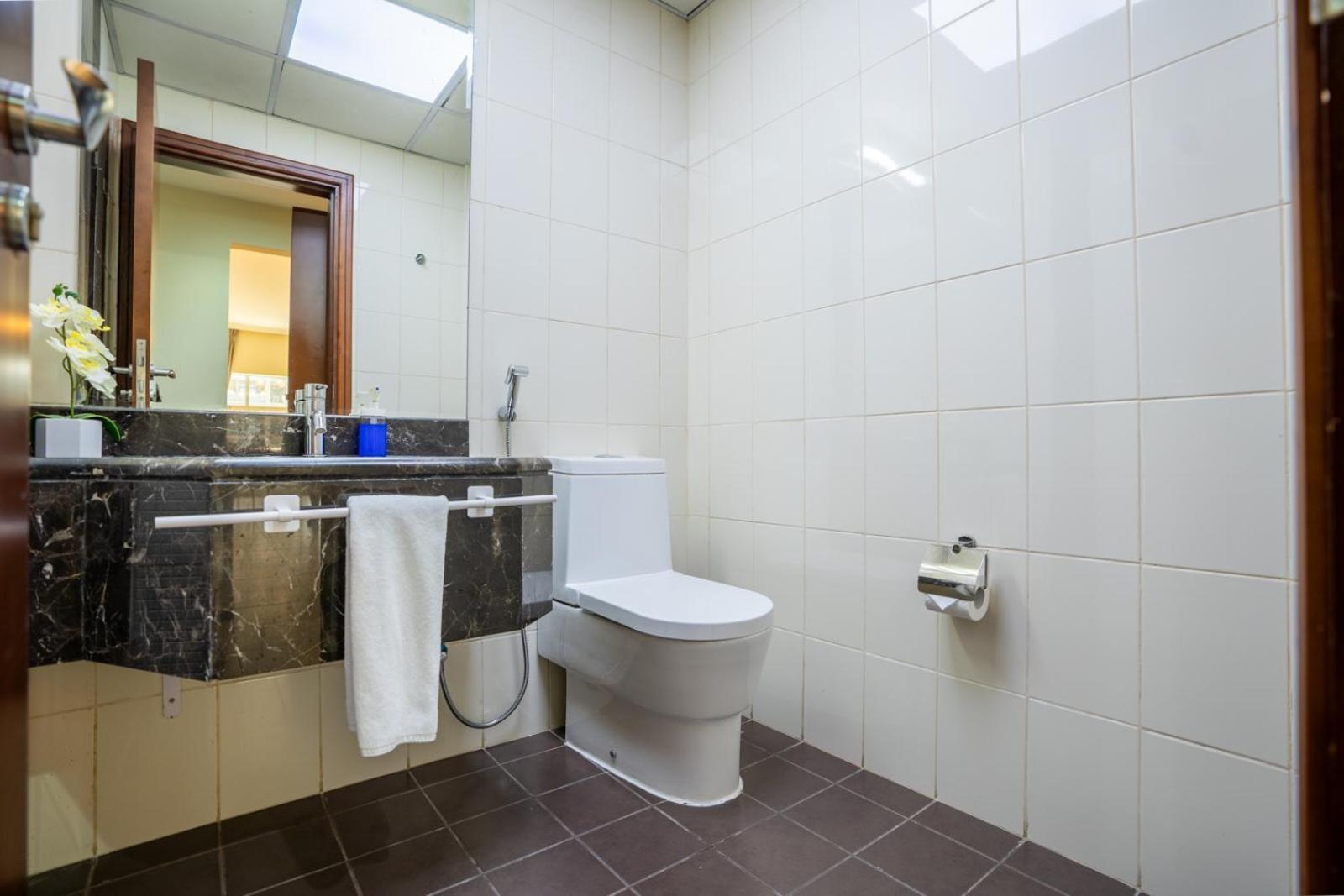 Rh- Prime Location, Spacious 2br, Walk To Mall Apartment *