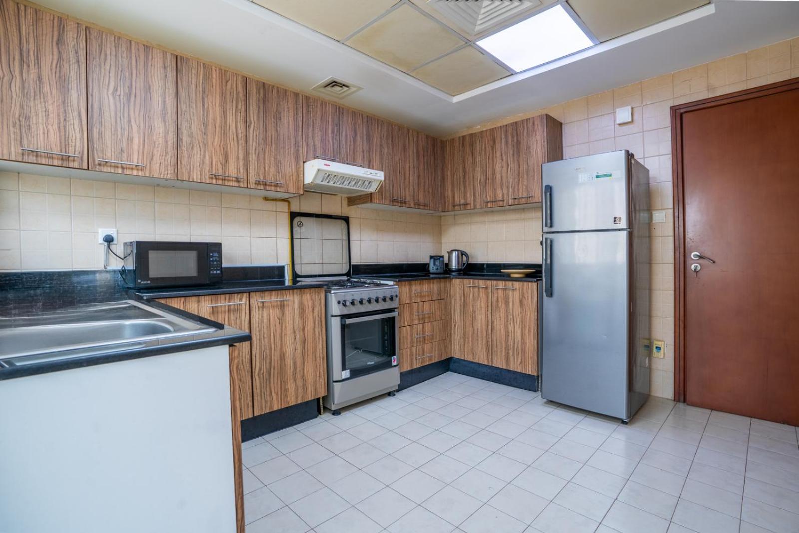 Rh- Prime Location, Spacious 2br, Walk To Mall Apartment