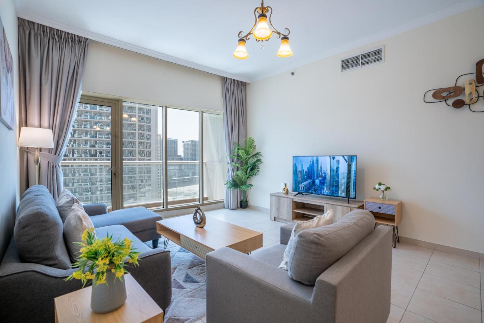 Rh- Prime Location, Spacious 2br, Walk To Mall Apartment *