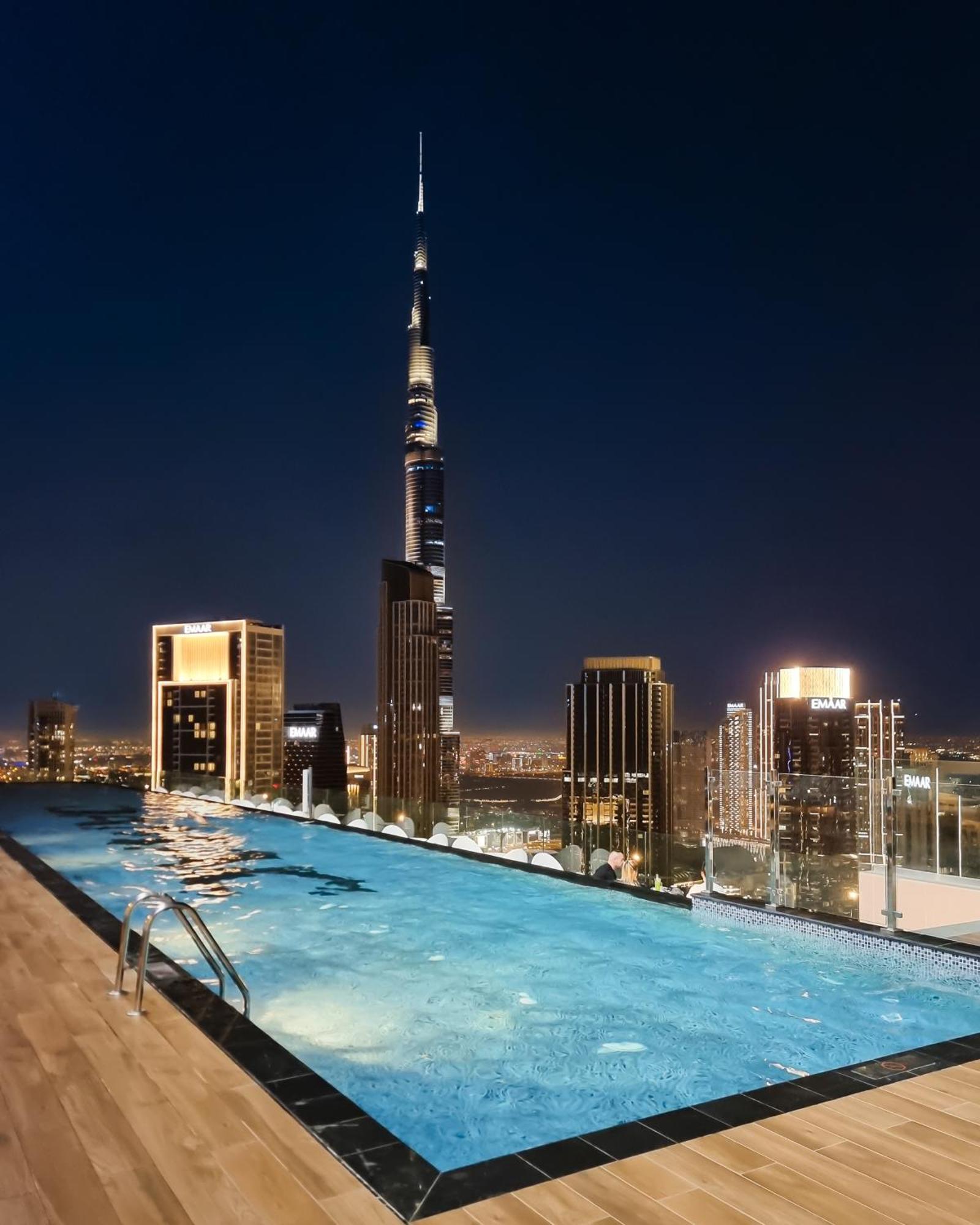 Burj Khalifa View Balcony With 64th Floor Infinity Pool In Paramount Midtown