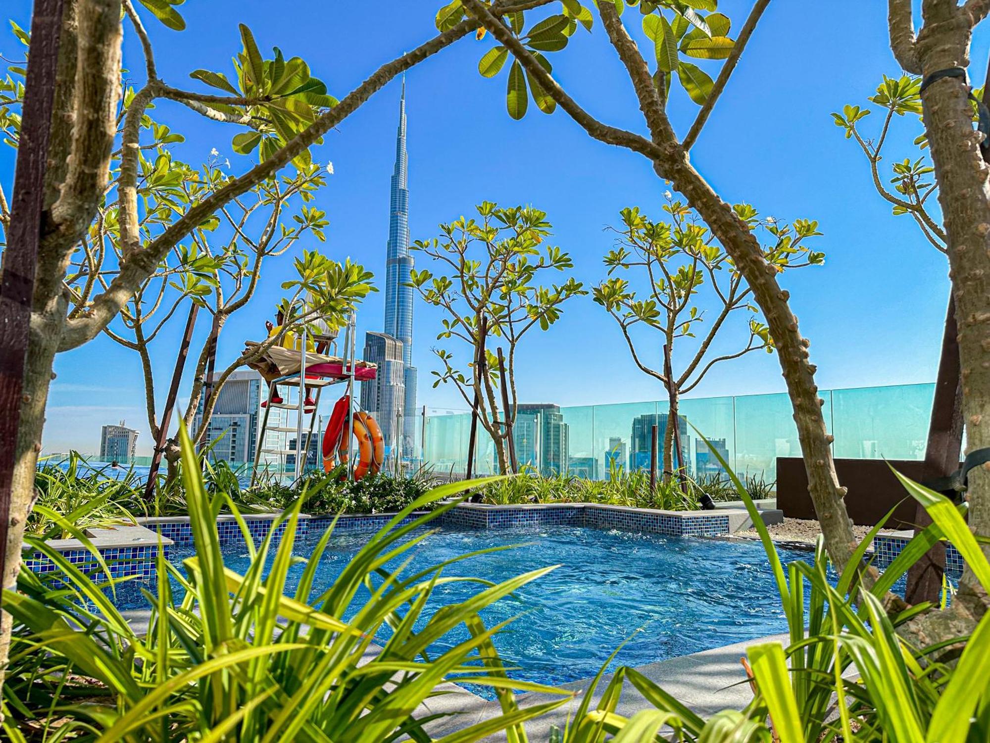 Burj Khalifa View Balcony With 64th Floor Infinity Pool In Paramount Midtown