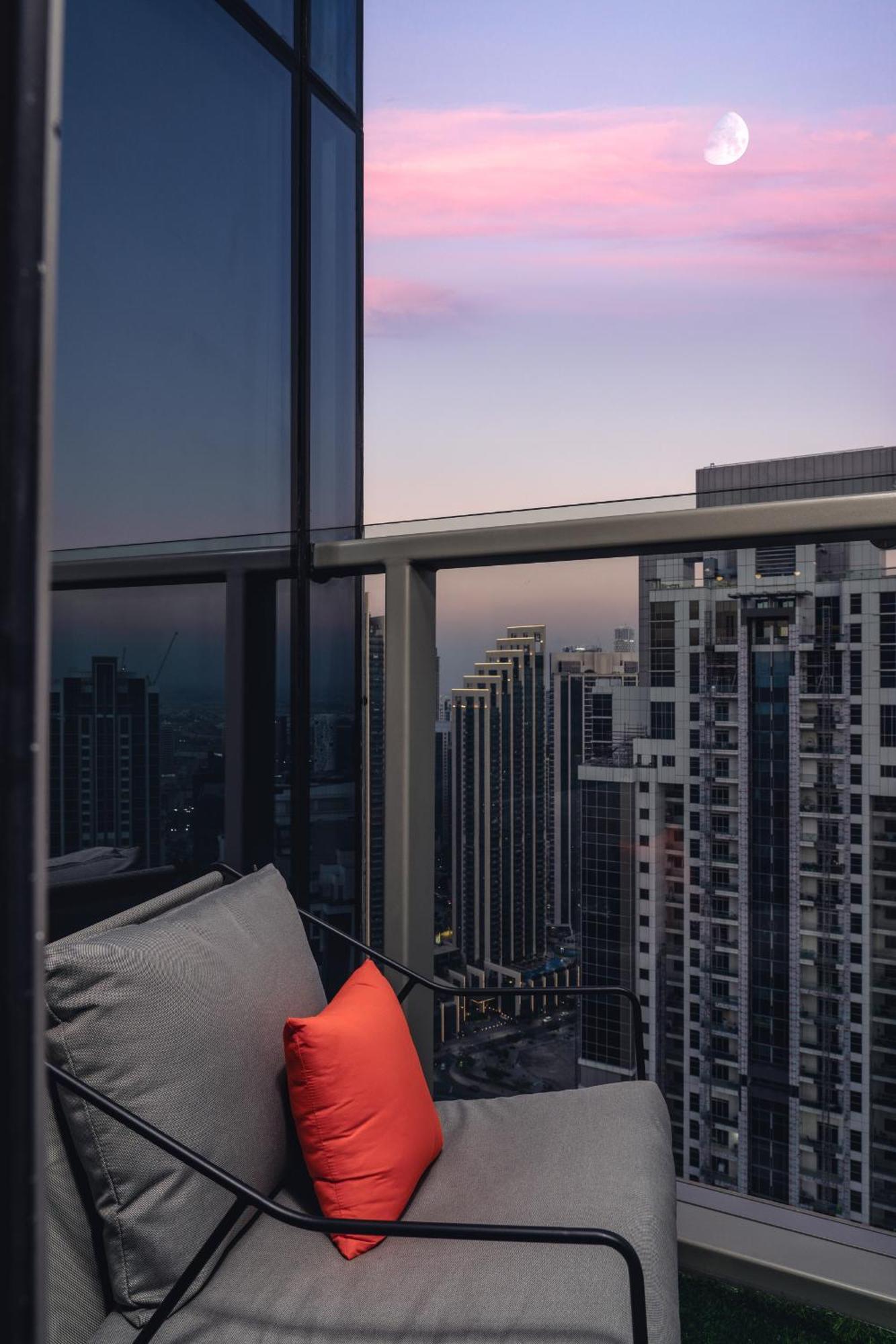 Burj Khalifa View Balcony With 64th Floor Infinity Pool In Paramount Midtown Apartment