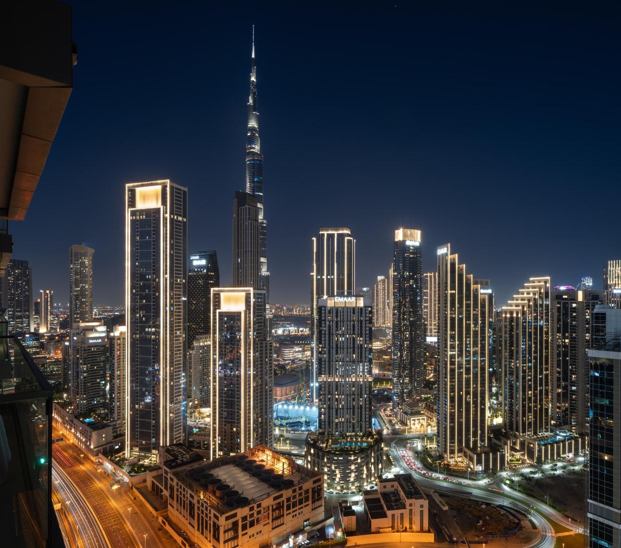 Burj Khalifa View Balcony With 64th Floor Infinity Pool In Paramount Midtown Apartment Dubai