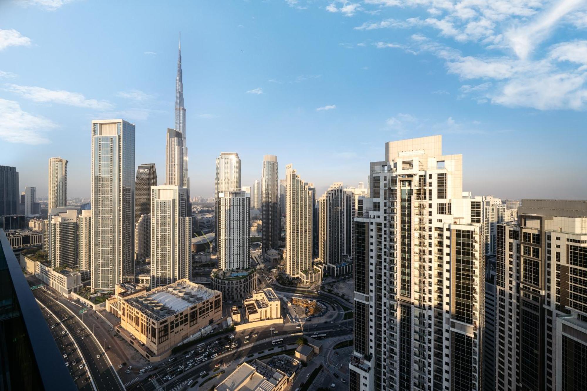 Burj Khalifa View Balcony With 64th Floor Infinity Pool In Paramount Midtown Apartment Dubai