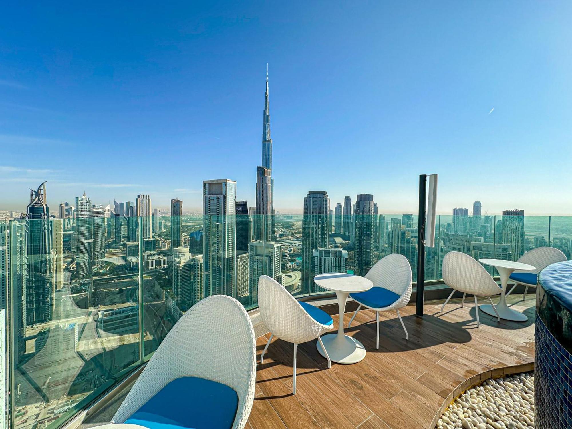 Burj Khalifa View Balcony With 64th Floor Infinity Pool In Paramount Midtown Apartment Dubai