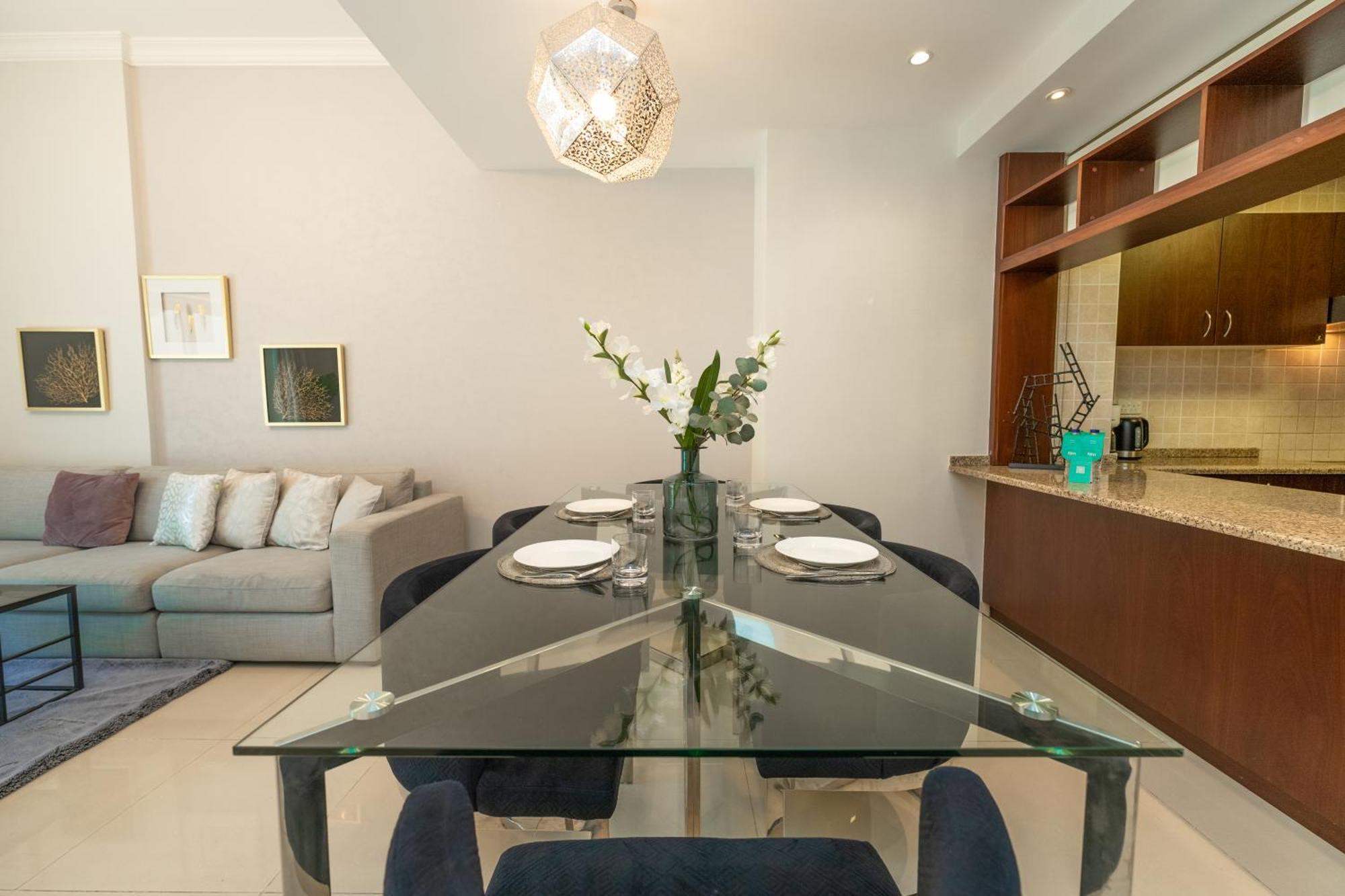 Fam Living - Private Beach Escapes In Palm Jumeirah Apartment *