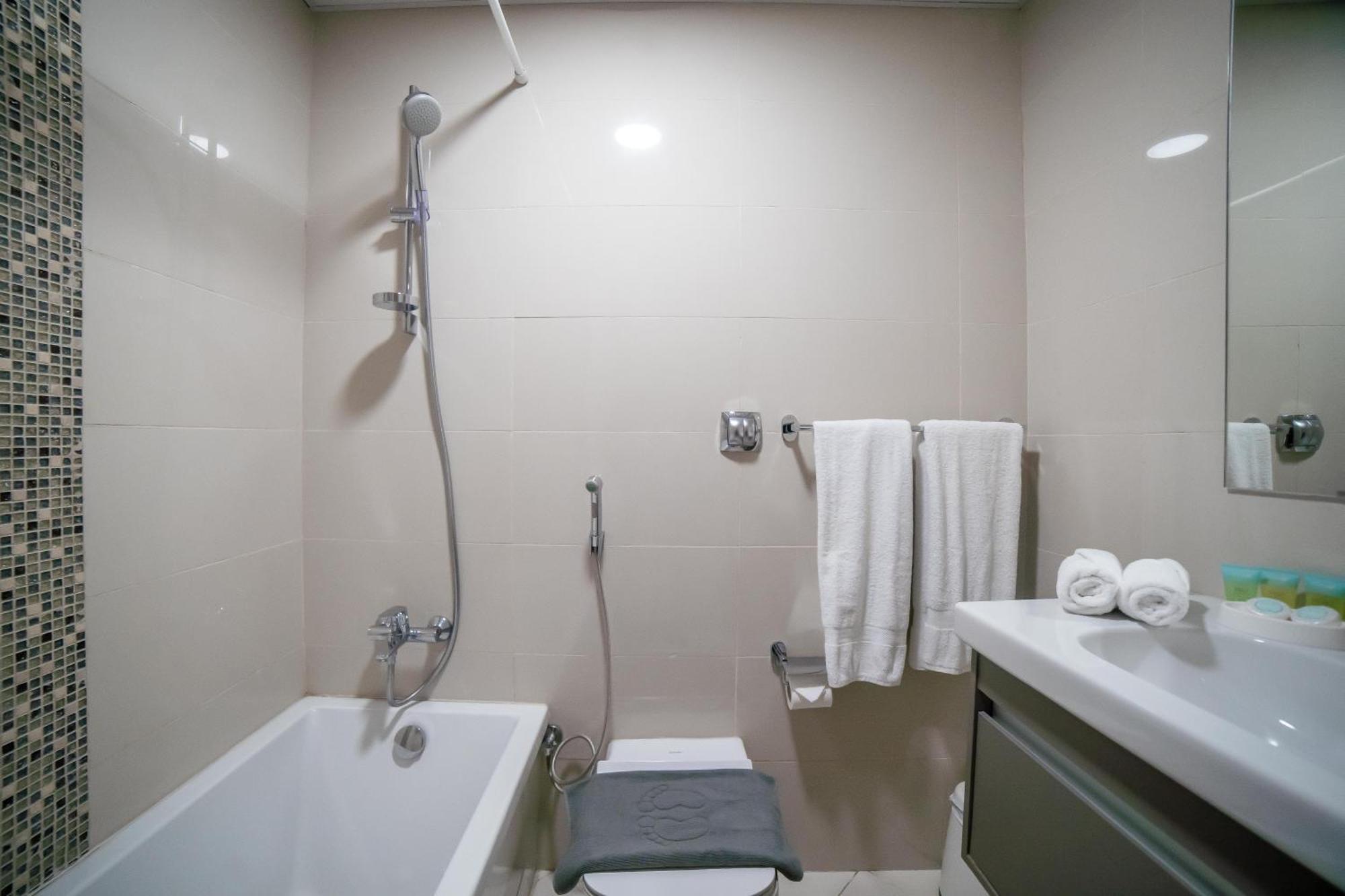 Continental Tower, Marina - Luton Apartment