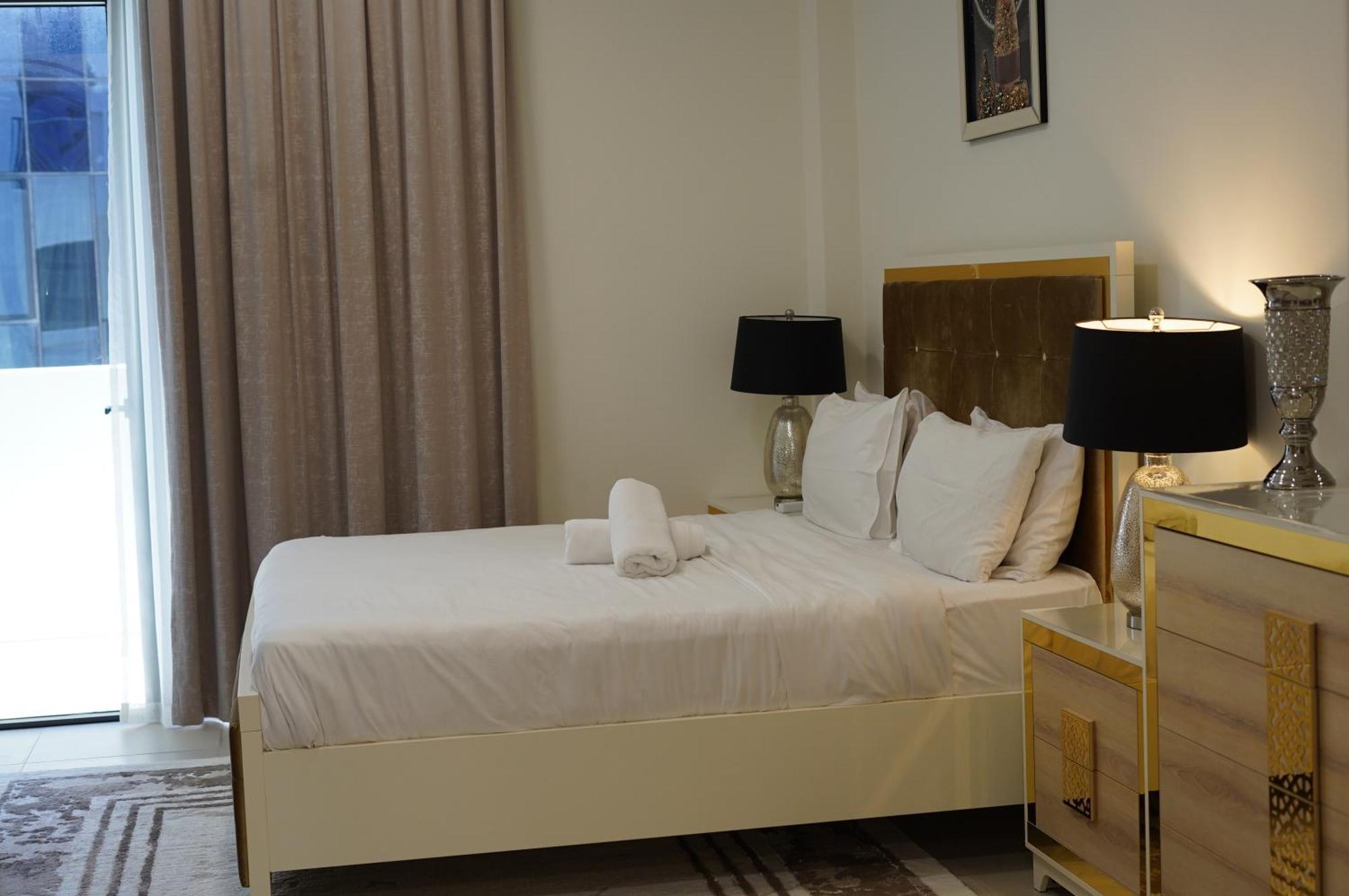 Brown Stone - Mirdif Hills Airport Apartment *