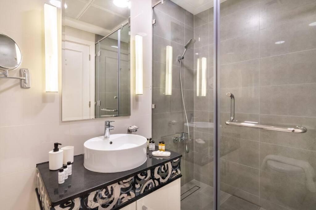 Apartment First Class 2br Modern Downtown Retreat Dubai