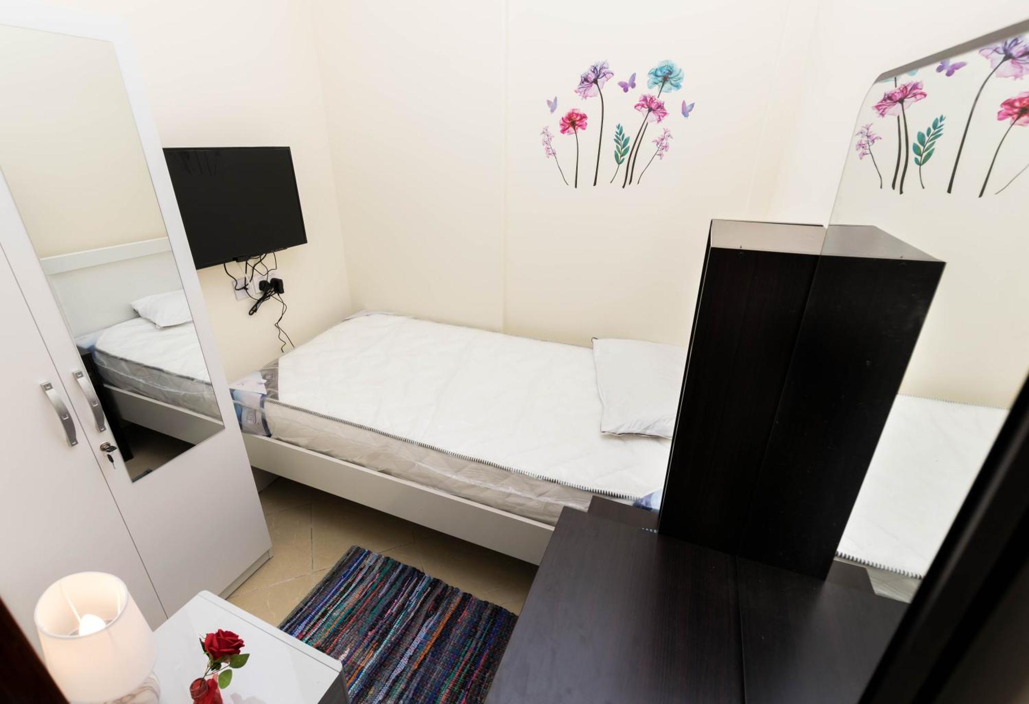 Roomy Small And Partitions At Marina Hospedagem domiciliar Dubai