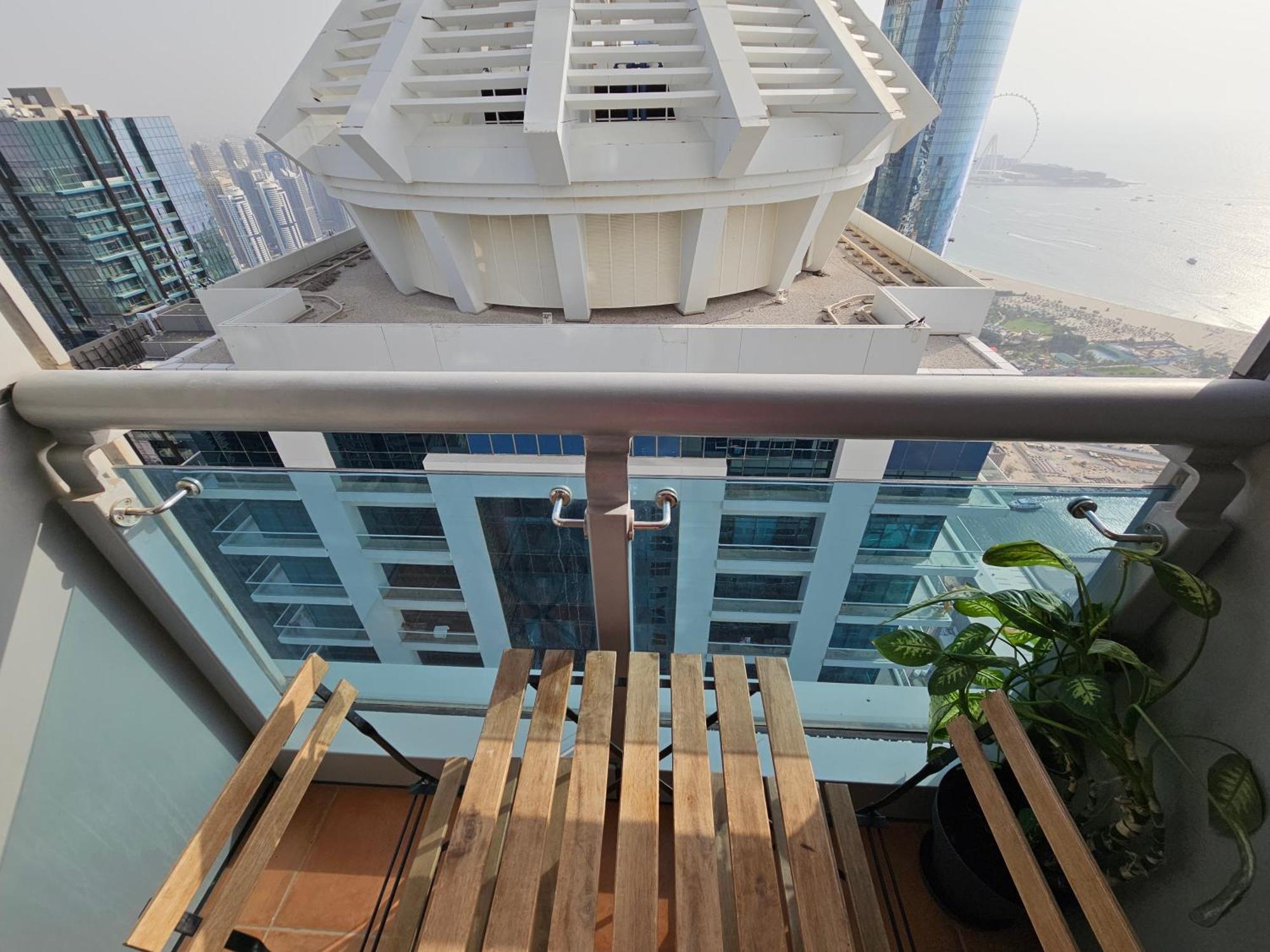 Hospedagem domiciliar Super Host At Highest Residential Tower In The World, Private In A Shared Dubai