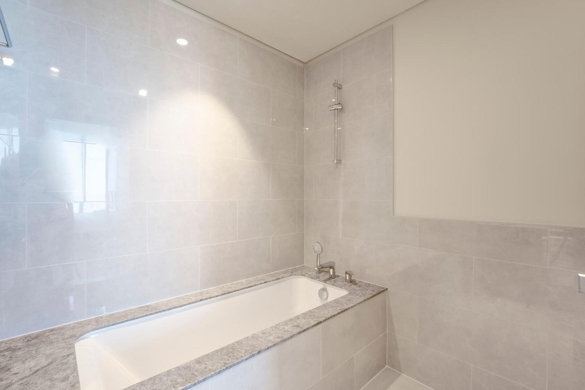 2br Downtown Dubai, Walkable To Mall & Burj Apartment *