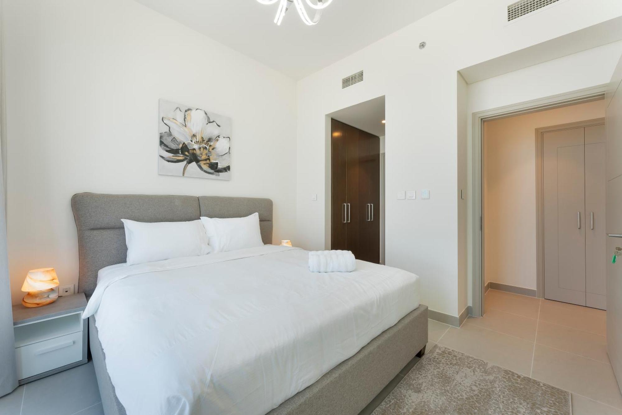 2br Downtown Dubai, Walkable To Mall & Burj Apartment