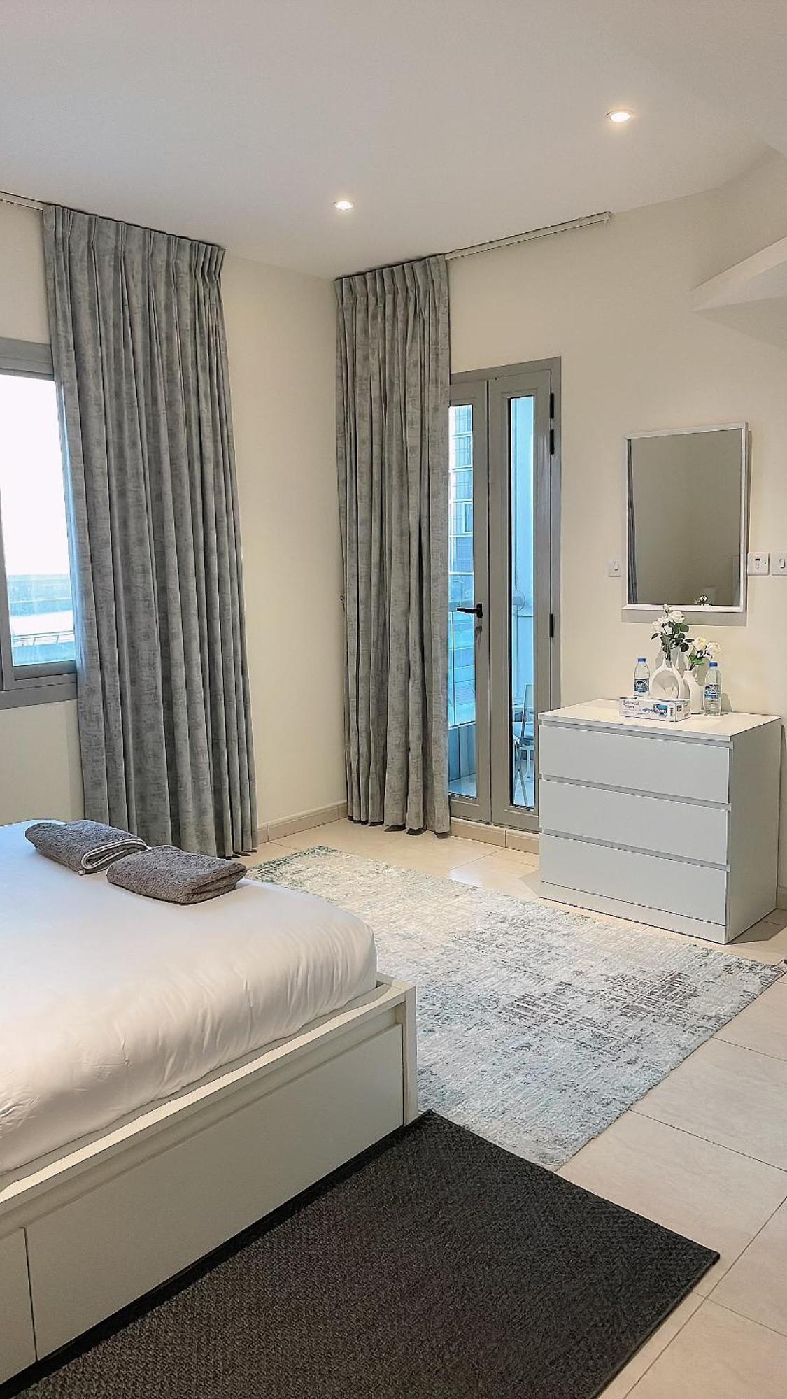 Bright & Cozy 1 Bedroom Canal View In Marina * Dubai