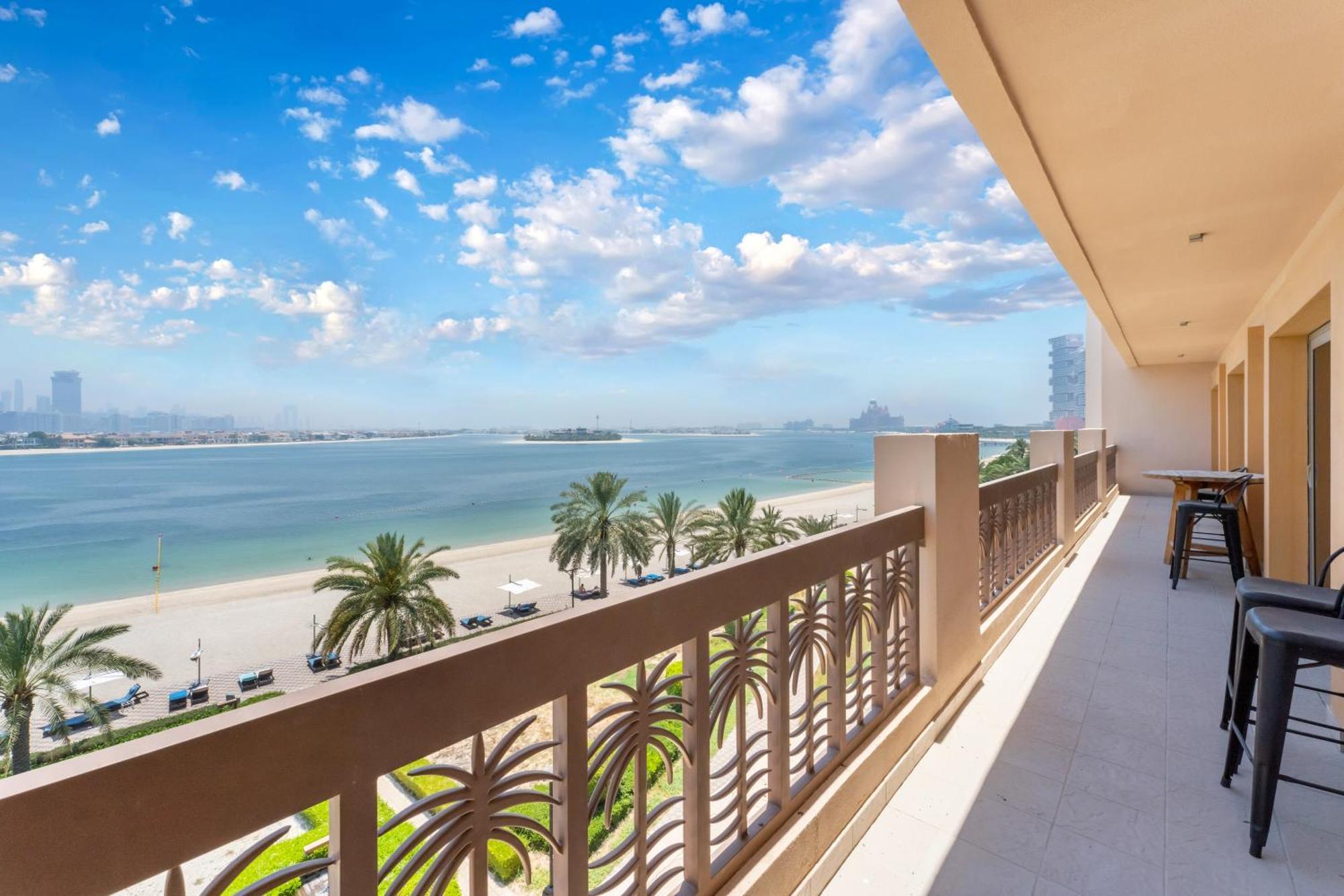 Fam Living - Private Beach Escapes In Palm Jumeirah Apartment